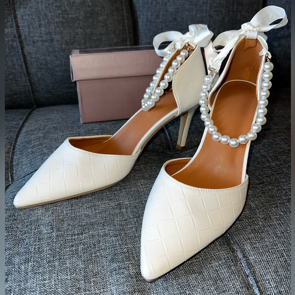 Pointed toe heels - Picture 3 of 3